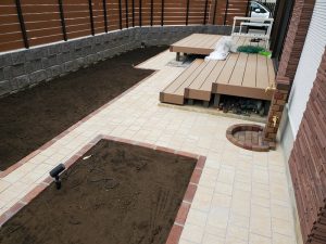 蓮田市で施工したウッドデッキ・インターロッキング・家庭菜園用の黒土入れ・立水栓