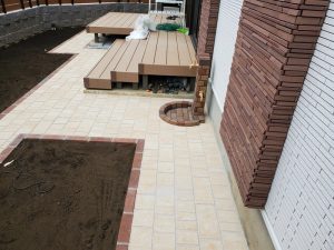 蓮田市 新築外構工事 庭・園路 蓮田市の新築外構工事|ウッドデッキと園路・植栽スペースを施工した庭全体