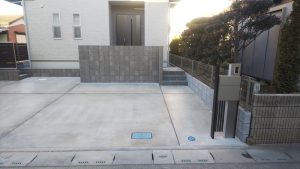 宮代町 新築外構工事 駐車場・目隠し壁 宮代町の新築外構工事|土間コンクリート駐車場と目隠し壁を施工した完成全景