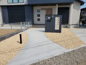蓮田市 新築外構工事 門柱・アプローチ 蓮田市の新築外構工事|デザイン門柱と曲線アプローチを施工した玄関まわり