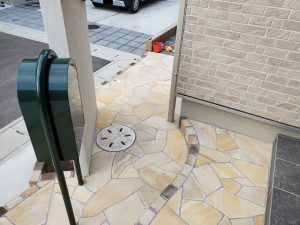 蓮田市 新築外構工事 アプローチ・レンガ 蓮田市の新築外構工事|石貼りとレンガで仕上げた曲線アプローチとポストまわり