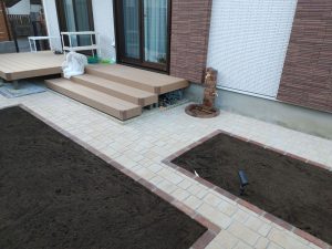 蓮田市 新築外構工事 ウッドデッキ・庭 蓮田市の新築外構工事|ウッドデッキと平板の園路を組み合わせた庭スペース
