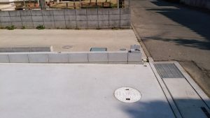 杉戸町で破損したブロックと縁石の復旧工事前