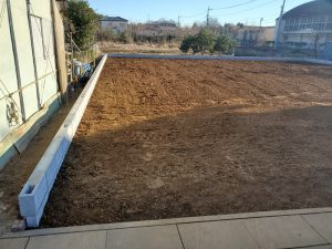 白岡市で住宅まわりに施工した境界ブロックとメッシュフェンス