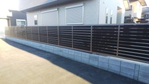 宮代町 新築外構工事 境界目隠しフェンス 宮代町の新築外構工事|境界ブロック上に施工した木調目隠しフェンス