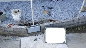 蓮田市で事故により破損したブロックとフェンスを復旧している施工中の様子
