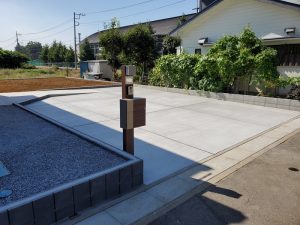 白岡市 新築外構工事 土間コンクリート駐車場 白岡市の新築外構工事|土間コンクリート駐車場と玄関まわりの完成全景