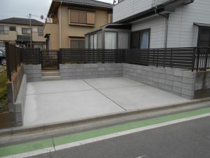 さいたま市岩槻区の外構リフォームで施工した目隠しフェンスと駐車スペース