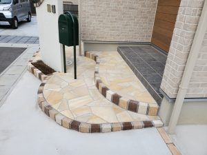 蓮田市 新築外構工事 石貼りアプローチ 蓮田市の新築外構工事|玄関へつながる曲線デザインの石貼りアプローチ