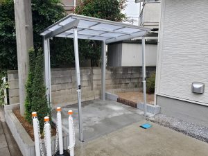 上尾市の住宅脇に設置したサイクルポートの施工例