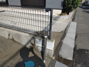 上尾市で事故により破損したブロック・フェンス・チェーンポールの復旧工事完了