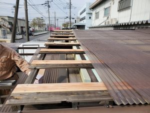 さいたま市岩槻区のカーポート補修工事で母屋材を追加して補強している施工中の様子